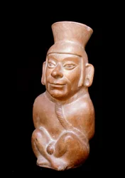Arte precolombino, civilización Mochica: botella antropomorfa de terracota que representa a un prisionero antes de su sacrificio (lleva una cuerda alrededor del cuello y sus manos atadas en la espalda). 200 a.C.-700 d.C.