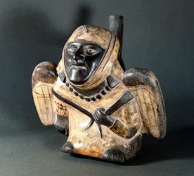 Arte precolombino, cultura Mochica (Moche): vaso de forma antropomorfa que representa a un hombre alado. 100 a.C.-800 d.C. Lima, Museo Nacional de Antropología y Arqueología, Perú
