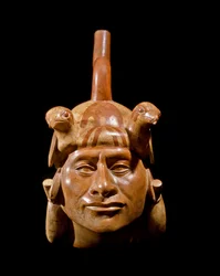 Arte precolombino, civilización Mochica: vaso antropomorfo representando el rostro de un líder