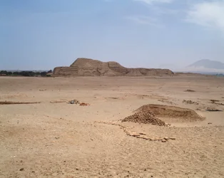 Vista del templo de ladrillo mochica (1983 - Fotografía)