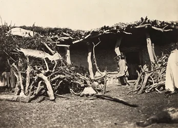 Construyendo un Imperio en la era fascista: choza abisinia, 09/05/1936 (foto en b/n)