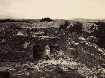 Construyendo un Imperio en la era fascista: ruinas de Axum del Templo del Sol en Adulis, 09/05/1936 (foto en b/n)