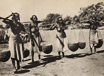 Construyendo un Imperio en la era fascista: mujeres Cunama llevando agua, 09/05/1936 (foto en b/n)