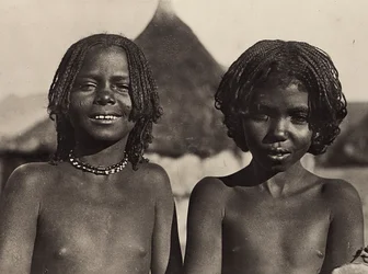Construyendo un Imperio en la era fascista: niñas Maria en Eritrea, 09/05/1936 (foto en b/n)