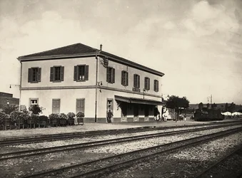 Construyendo un Imperio en la era fascista: estación de tren de Asmara, 09/05/1936 (foto en b/n)