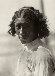 Construyendo un Imperio en la era fascista: un pescador de Massaua, 09/05/1936 (foto en b/n)