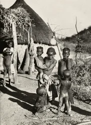«Construir un imperio» en la época fascista: un grupo de niños de la tribu Tacruri, 09/05/1936