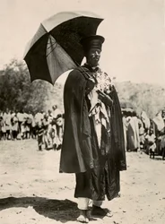Construyendo un Imperio en la era fascista: un sacerdote abisinio, 09/05/1936 (foto en b/n)
