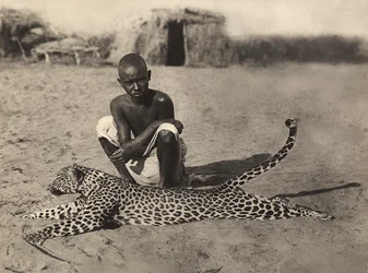Construyendo un Imperio en la era fascista: indígena mostrando un leopardo, 09/05/1936