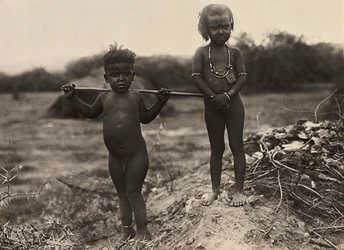 Construyendo un Imperio en la era fascista: dos niños de la tribu Habab, 09/05/1936 (foto en b/n)