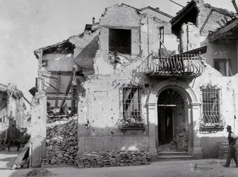 Los bombardeos de Sermide: una casa seriamente dañada durante la Segunda Guerra Mundial. Parte de la fachada se puede ver.