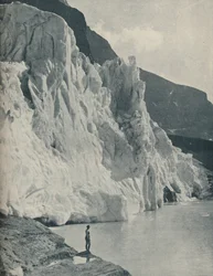 Glaciar en caída y Lago Berg en la montaña más alta de Canadá, c1935