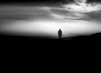 Un hombre solitario bajo el cielo