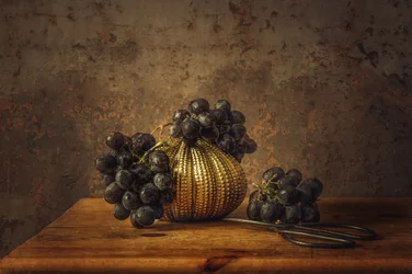 Elegante naturaleza muerta con uvas doradas