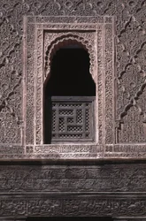 Vista de una ventana en el patio de la Medersa Ali ben Youssef, construida por los Saadíes en 1565