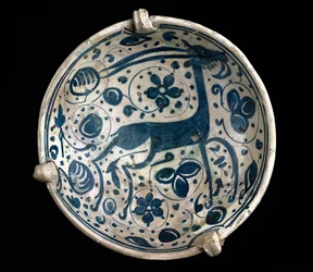 Arte mudéjar: taza de cerámica azul, decorada con un ciervo de Paterna, Manises (estilo hispanomorisco). Siglo XIV o XV, Barcelona. Museo de Cerámica de Barcelona, España