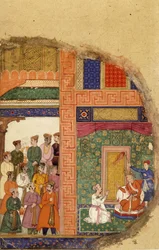 El rey Dasaratha conversando con el sacerdote familiar sobre la regencia de Rama dentro del palacio, mientras cortesanos y ministros esperan en el patio, c.1595