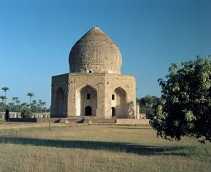 Vista del mausoleo de Asif Khan ubicado en Shahdara Bagh
