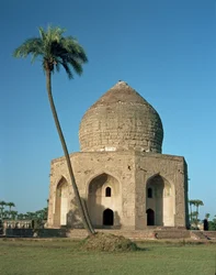Vista del mausoleo de Asif Khan ubicado en Shahdara Bagh