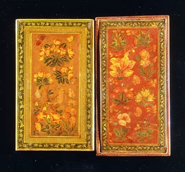 Un par de estuches de espejo de la dinastía Safavid, pintados con diseños florales, uno con una abubilla posada, c.1671-2