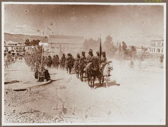 Marcha de la 9ª Caballería de Hodson por Damasco, 2 de octubre de 1918 (foto en blanco y negro)