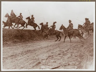 Lanceros de Hodsons Horse negociando una zanja