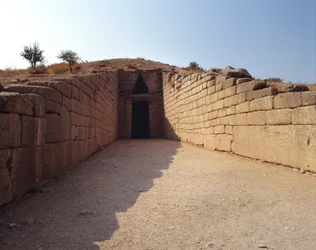 Antigua Grecia: vista de la entrada a la tumba de Agamenón llamada "Tesoro de Atreo". 1250 a.C. Micenas, Grecia