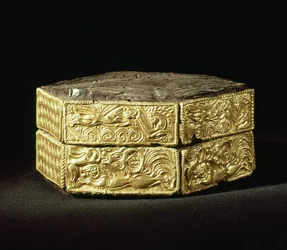 Pyxis hexagonal decorada con animales, de la Tumba V, Círculo de Tumbas A, Micenas