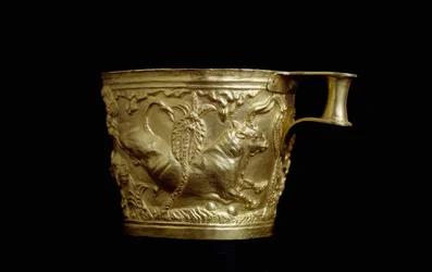Arte micénico: copa de oro decorada con un relieve de toro de Vaphio
