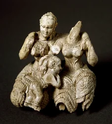 Arte micénico: ídolo de marfil compuesto por dos deidades y un niño - 1500 a.C., Dim. 7,5 cm - Museo Arqueológico Nacional de Atenas, Grecia - Dos deidades micénicas y un niño - Escultura de marfil (H.7,5 cm)