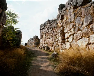 Arte micénico: acceso a la fortaleza superior de la ciudadela micénica, ciudad de Tirinto, alrededor de 1200 a.C. Grecia