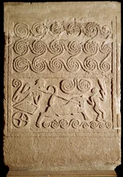 Arte micénico: estela funeraria en piedra caliza con representación de una batalla de Micenas. Siglo XVI a.C. Atenas, Museo Arqueológico Nacional