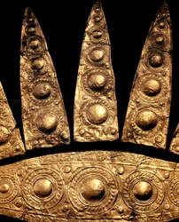 Arte micénico: detalle de una diadema funeraria de oro de la tumba III, Micenas. Siglo XVI a.C. Dim. 14 cm Atenas, Museo Arqueológico Nacional
