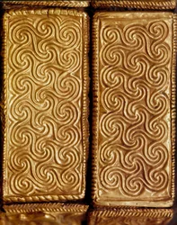 Arte micénico: detalle de una caja de madera cubierta con pan de oro y decorada con espirales, procedente de la tumba V, Micenas, siglo XVI a. C., Atenas, Museo Arqueológico Nacional
