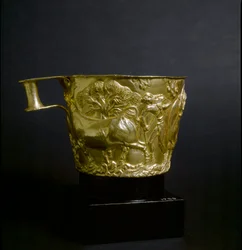 Arte micénico: copa de oro decorada con una escena de la captura de un toro. 1500 a. C. Del yacimiento de Vafio, cerca de Esparta. Atenas, Museo Arqueológico Nacional