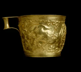 Arte micénico: copa de oro con representación de una escena de captura de toros del sitio de Vapheio
