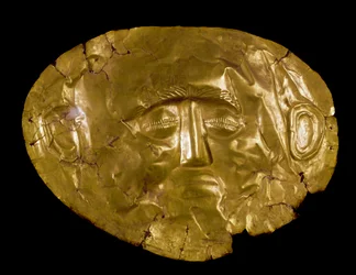 Arte micénico: máscara de oro. Del sitio de Micenas. Siglo XVI a.C. Atenas, museo arqueológico nacional - Arte micénico: máscara funeraria de oro de Micenas. Siglo XVI a.C. Museo Arqueológico Nacional, Atenas, Grecia