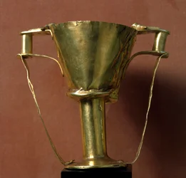 El arte micénico tiene influencias minoicas: cáliz (o copa) de oro con doble asa llamada copa de Néstor. Siglo XVI a.C. De la tumba IV de Micenas. Atenas, Museo Arqueológico Nacional