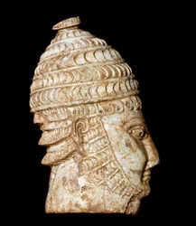Arte micénico: pequeña cabeza de guerrero en marfil tallado de la tumba III, Micenas. Siglos XIV-XIII a.C. Dim. 5 cm Atenas, Museo Arqueológico Nacional