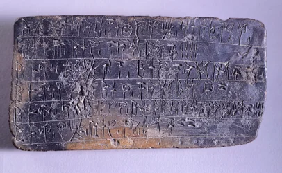 Tabla con inscripción en Lineal B, terracota de los archivos del palacio de Néstor en Pilos (Grecia), civilización micénica, hacia el siglo XIII a.C.