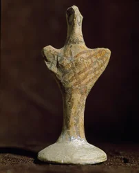 Arte micénico: ídolo de terracota de Scoglio del Tonno (Punta Tonno, Taranto) en Italia. Edad del Bronce, 2000 a.C.
