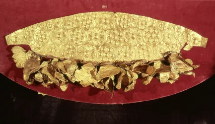 Tiara de una tumba, Círculo Superior