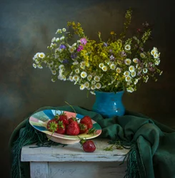 Flores silvestres y fresas