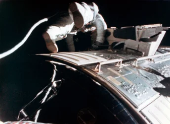 Alfred M. Worden nacido en 1932 durante la misión lunar Apollo 15, 1971