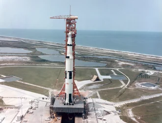 Apollo 15 en la plataforma de lanzamiento en el Centro Espacial Kennedy, Florida, EE.UU., 1971