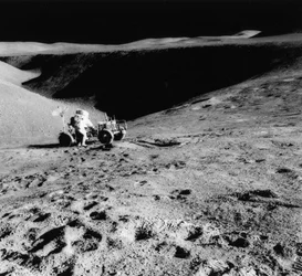 Astronauta David Scott b. 1932 en la pendiente de Hadley Delta durante el Apolo 15, 1971