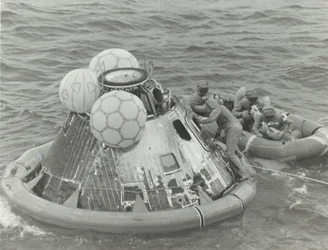 [Astronautas en bote salvavidas después del amerizaje del Apollo 11], 1969