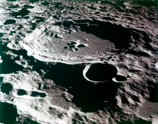 Vista de cerca de un cráter en la superficie de la Luna