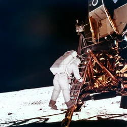 Edwin Buzz Aldrin desciende los escalones de la escalera del Módulo Lunar para caminar en la Luna, 1969