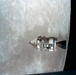 Los módulos de comando y servicio del Apollo 15 en órbita lunar, 1971
